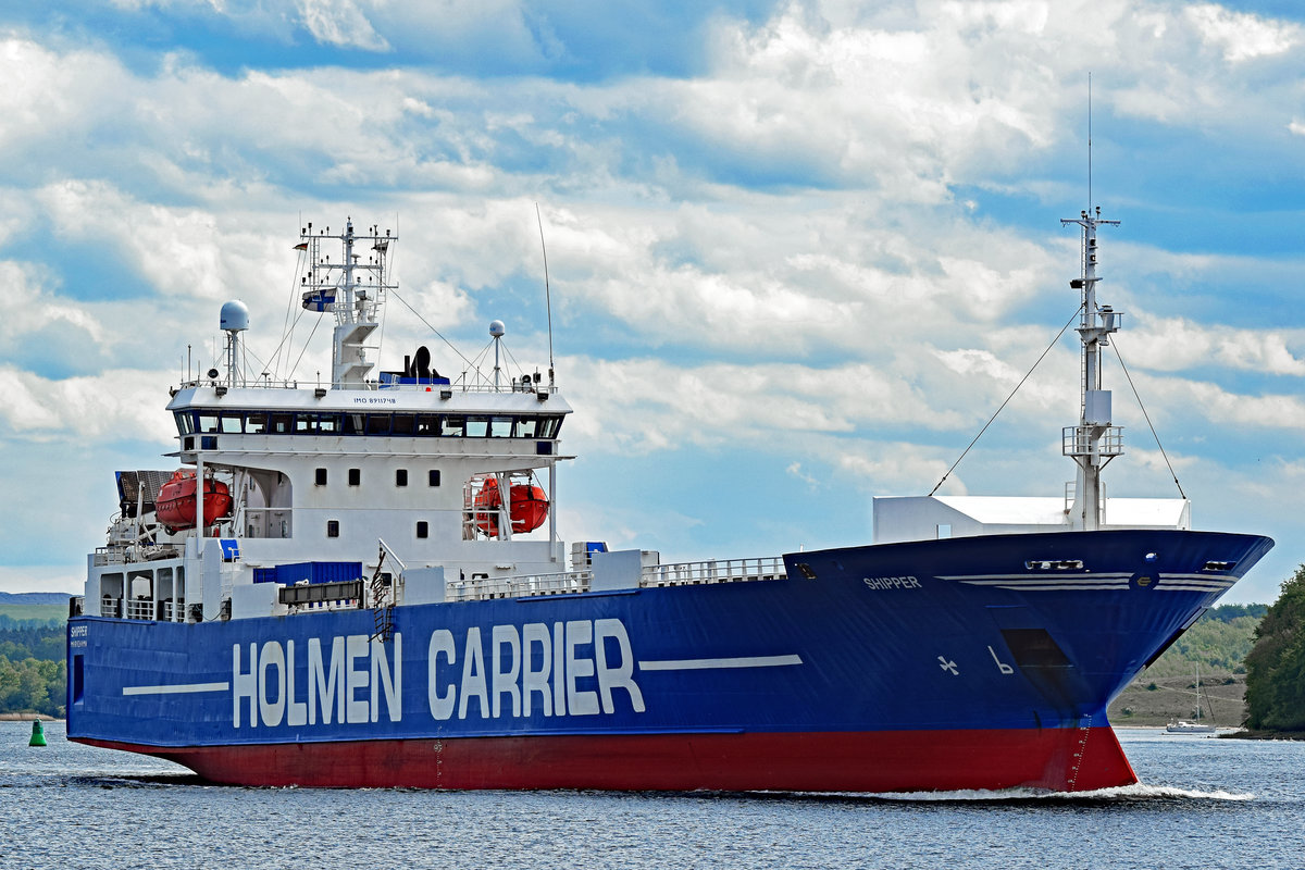 HOLMEN CARRIER  Shipper  (IMO: 8911748) am 16.05.2020 in Lübeck-Travemünde Richtung Ostsee steuernd