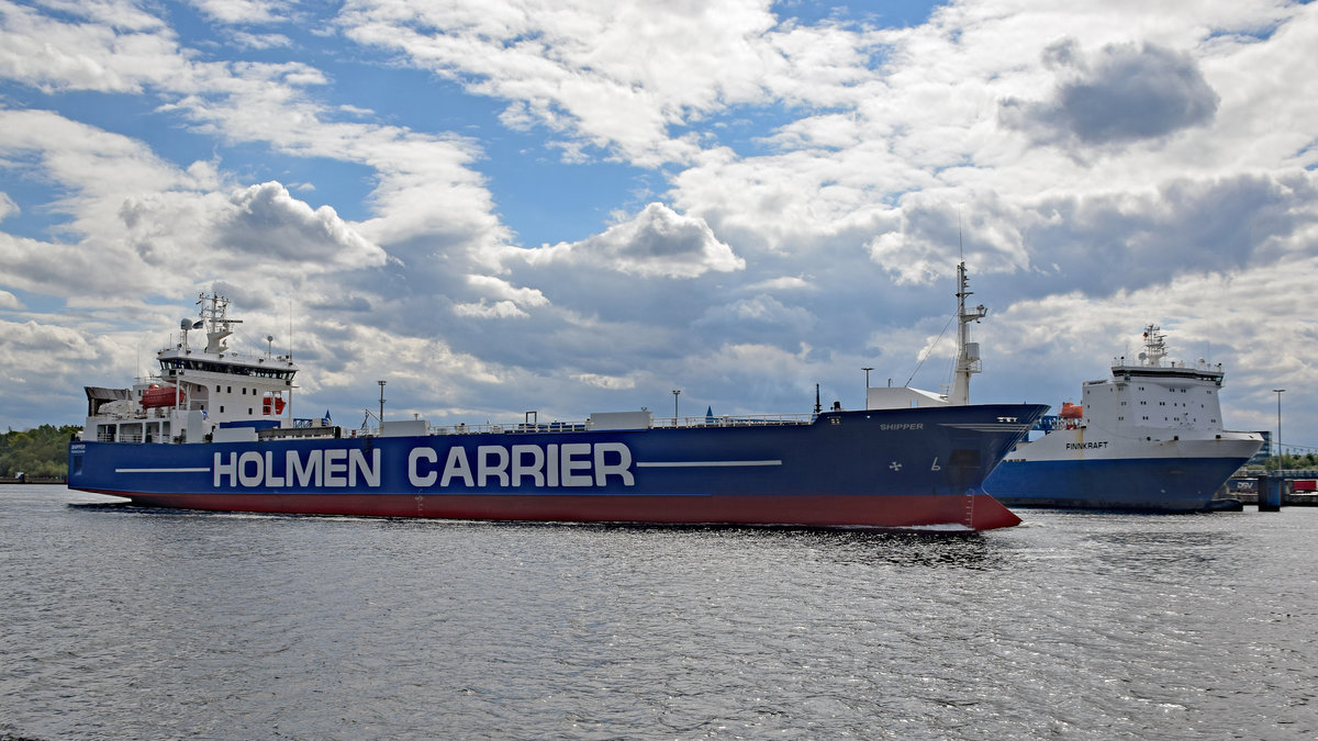 HOLMEN CARRIER  Shipper  (IMO: 8911748) am 16.05.2020 in Lübeck-Travemünde Richtung Ostsee steuernd. Rechts im Bild ist der Bug der Finnlines-Fähre FINNKRAFT, welche am Skandinavienkai liegt, zu sehen.
