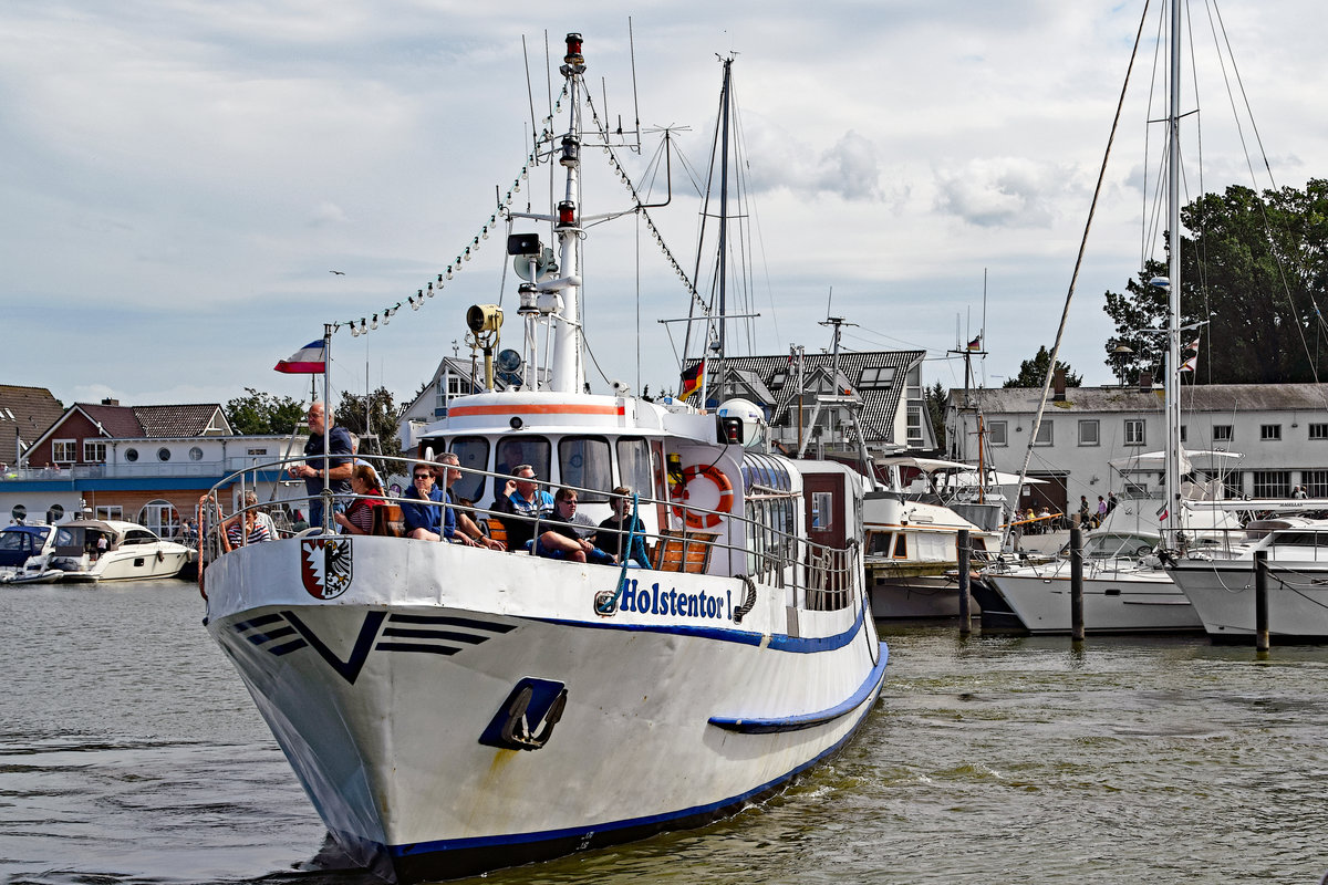 HOLSTENTOR I in den Hafen von Niendorf / Ostsee einlaufend. Aufnahme vom 05.08.2017.
MMSI: 211226820
Rufzeichen: DKBX
Gesamtlänge x Grösste Breite: 24m × 6m