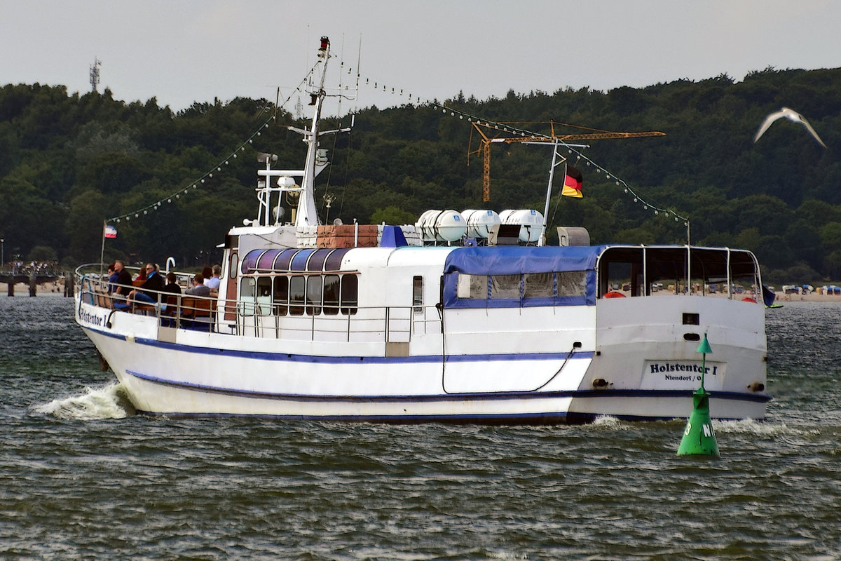 HOLSTENTOR I vor Niendorf / Ostsee. Aufnahme vom 05.08.2017.
MMSI: 211226820
Rufzeichen: DKBX
Gesamtlänge x Grösste Breite: 24m × 6m