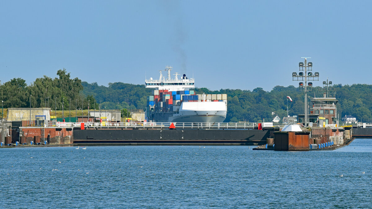 Holtenauer Schleuse in Kiel. Aufnahme vom 24.07.2021. Bei dem zu sehenden einfahrenden Schiff handelt es sich um VERA RAMBOW.