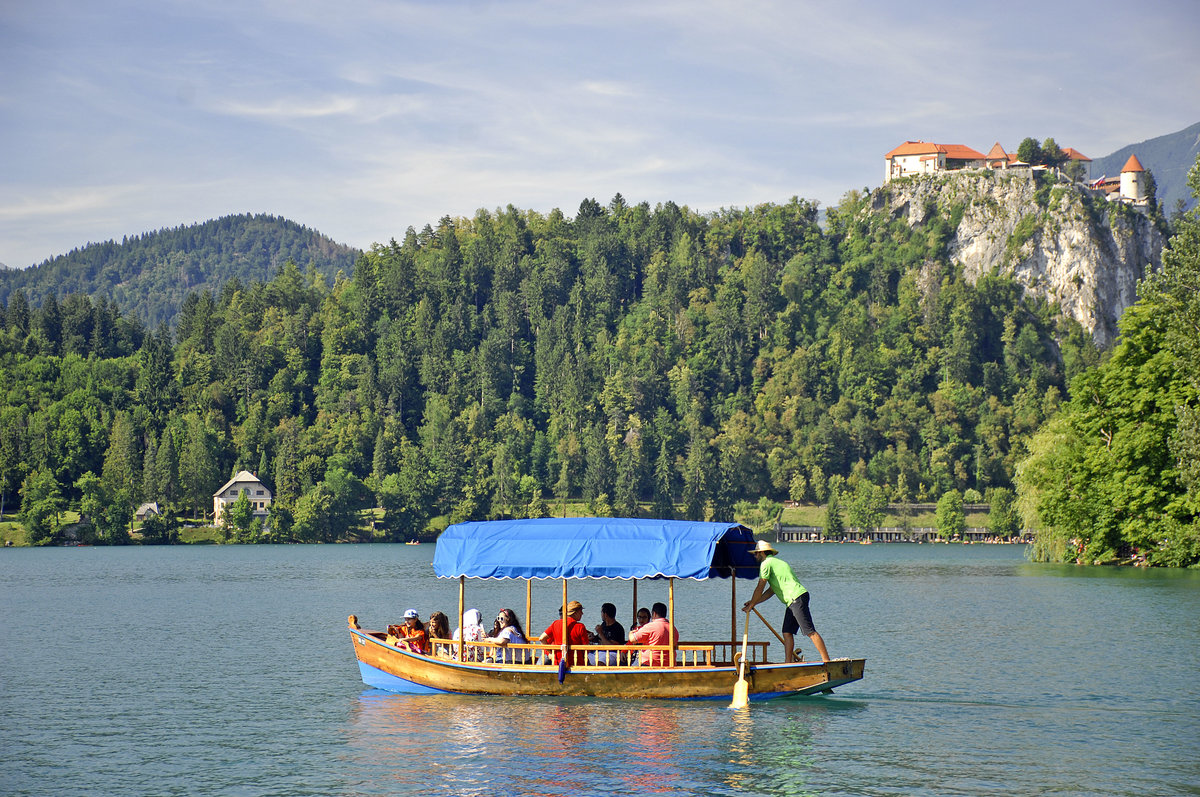 Holzboot auf dem Bleder See in Slowenien. Aufnahme: 2. August 2016.
