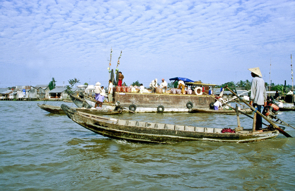 Holzboot auf dem Mekong bei My Tho. Bild vom Dia. Aufnahme: Januar 2001.