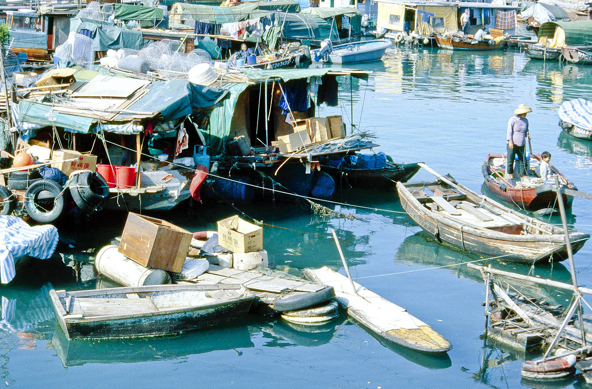 Holzboote in SHau Kei Wan Harbour in Hongkong. Bild vom Dia. Aufnahme: März 1989.