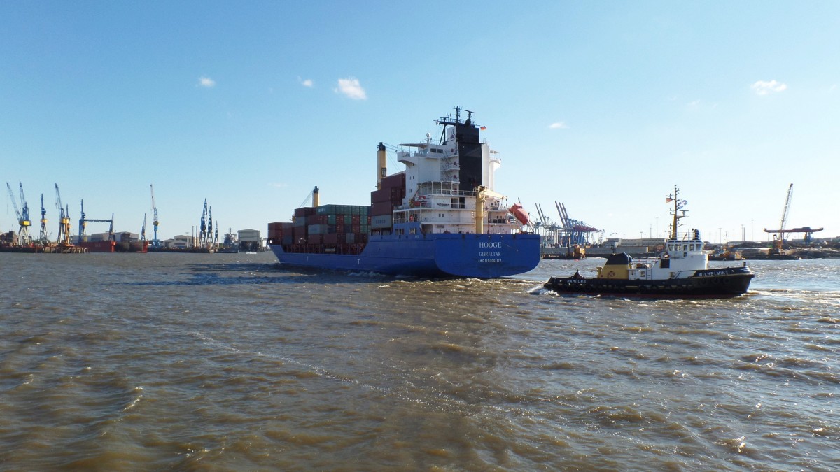 HOOGE (IMO 9301122) am 11.10.2015, Hamburg, Elbe, unter Assistenz des Schleppers WILHELMINE /  
Feederschiff /  BRZ  15.633 / Lüa 161,4 m, B 25 m, Tg 9,9 m / 1 Diesel, MAN B&W, 13.560 kW (18.440 PS), 19 kn / 1360 TEU, davon 258 Reefers /  2 Kräne á 45 t / gebaut 2005 bei  Weihei Shipyard, China / Eigner: Briese Schiffahrt, Leer, Flagge: Gibraltar /
