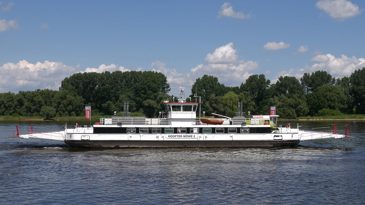 HOOPTER MÖWE 2, die einzige Autofähre Hamburgs, Baujahr 1969, 4 x 250 PS, auf der Elbe unterwegs von Hoopte in Niedersachsen 830 m nach Zollenspieker, dem südlichsten Punkt Hamburgs; 14.07.2017
