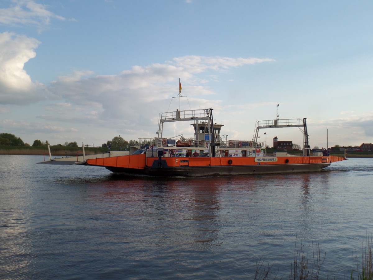 HOOPTER MÖWE 2 (ENI 04804070) am 2.5.2015, Hamburg, Elbe Höhe Zollenspieker / 

Ex-Name: GOLZWARDEN
Doppelendfähre / Lüa 54,32 m, B 11,8 m, Tg 1,4 m / 4 Diesel, Penta ges.735 kW, 1000 PS / Zuladung max. 120t, 200 Passg. / gebaut 1969 bei Lühring, Brake, Umbauten: 1978 bei Fassmer, 2004 bei Lürssen
