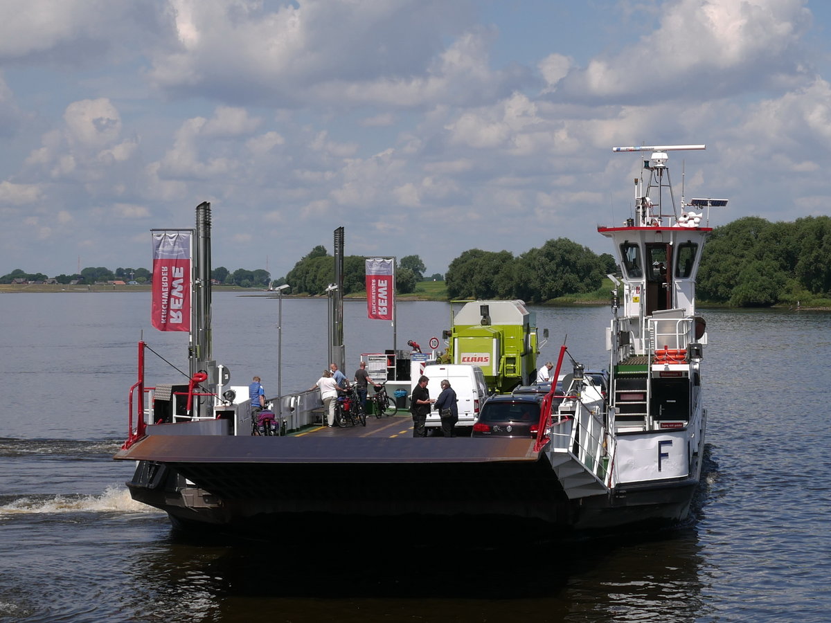 HOOPTER MÖWE 2, die letzte Autofähre Hamburgs, Baujahr 1969, 4 x 250 PS, auf der Elbe kurz nach dem Ablegen in Hoopte in Niedersachsen nach Zollenspieker, dem südlichsten Punkt Hamburgs; 14.07.2017

