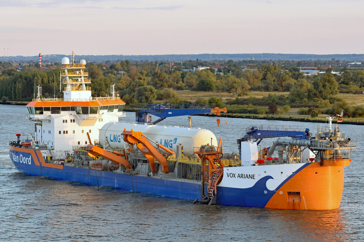 Hopper Dredger VOX ARIANE (IMO 9867085) am Abend des 02.09.2022 auf der Elbe unweit von Hamburg