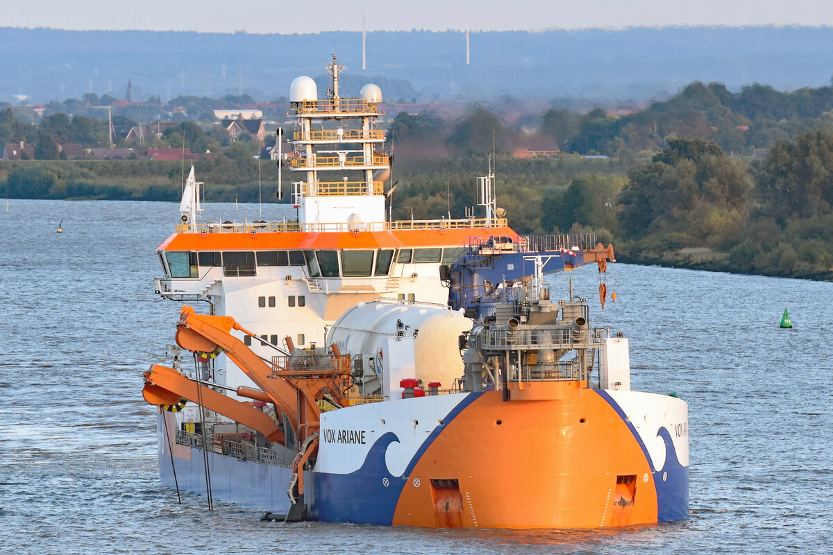 Hopper Dredger VOX ARIANE (IMO 9867085) am Abend des 02.09.2022 auf der Elbe unweit von Hamburg