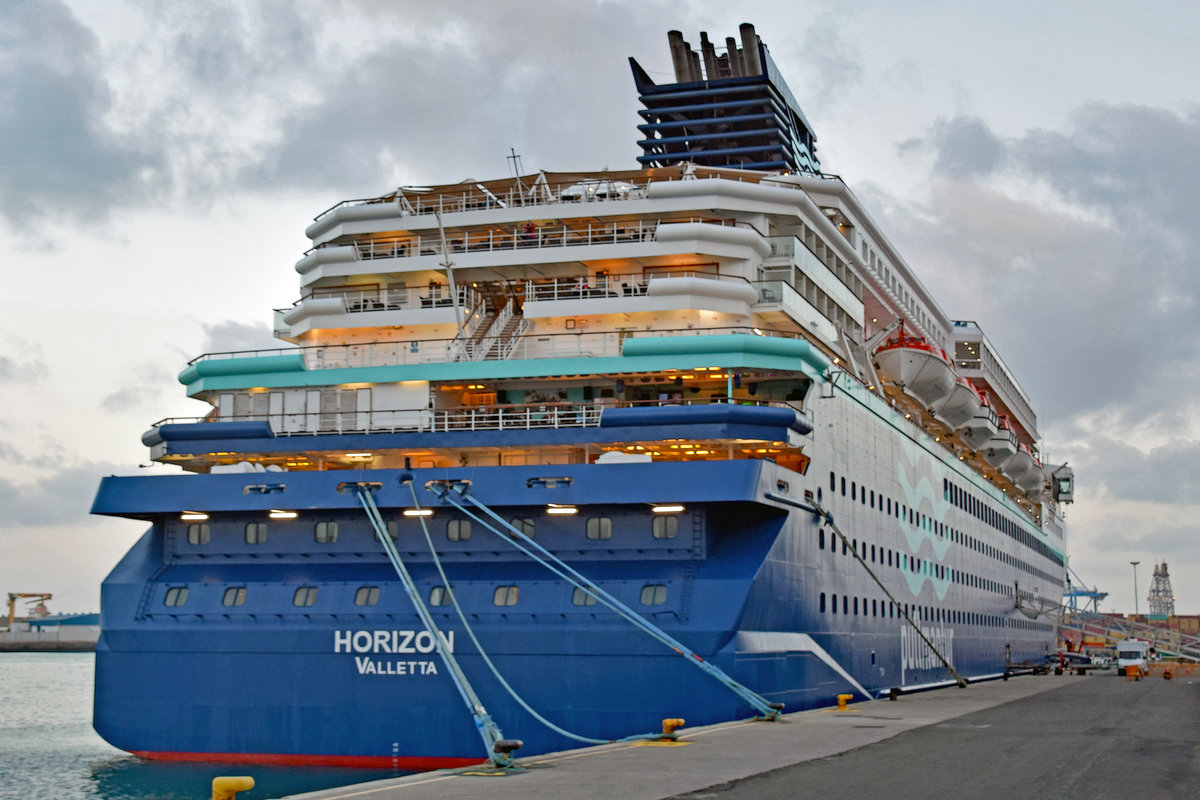 HORIZON am frühen Abend des 20.01.2018 im Hafen von Las Palmas de Gran Canaria