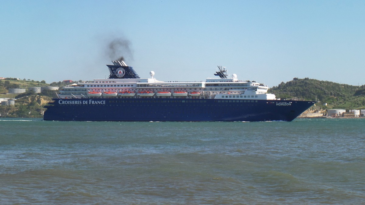 HORIZON (IMO 8807088)am 19.5.2015, Lissabon auslaufend, River Tejo /
Ex-Namen: HORIZON (1990-2005), ISLAND STAR (2005-2009), PACIFIC DREAM (2009-2010), 
Kreuzfahrtschiff / BRZ 46.811 / Lüa 208 m, B 29,33 m, Tg 7,2 m / 4 MAN B&W-Diesel, 2 x 9 Zyl., 2 x 6 Zyl., ges. 19,980 kW, 27.165 PS,18 kn / gebaut 1990 bei Meyer-Werft, Papenburg / 1875 Pass:; 573 Crew / Flagge: Malta, Heimathafen: Valetta  /
