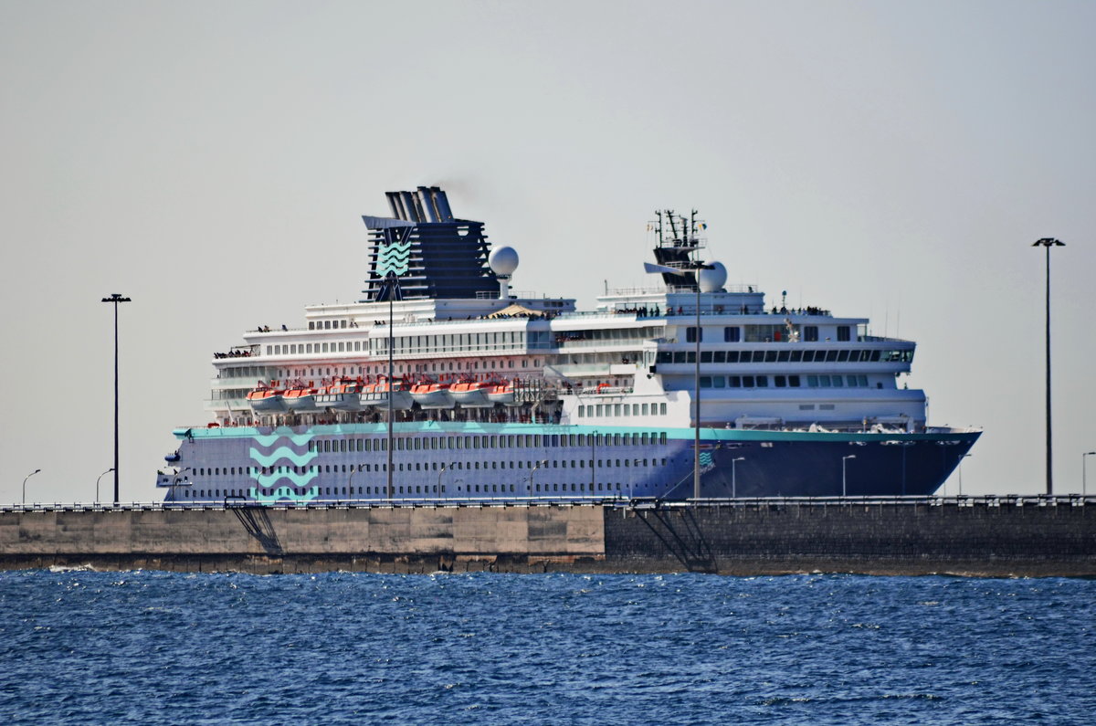 Horizon  Motorschiff,  von Celebrity Cruises in Auftrag geben und am 11. April 1990 auf den Namen Horizon getauft. 1999 wurde das Schiff renoviert. von Celebrity Cruises zu Kreuzfahrten zu den Bermudas und in die Karibik eingesetzt.  Durch den Umbau 2006 eines  Decks zu einem weiteren Passagierdeck von 1798 auf 1875 Passagiere erhöht. Im Mai 2009 wurde das Schiff von Pullmantur Cruises übernommen. Ex Namen waren  Island Star (2005–2009), Pacific Dream (2009–2010).  Bauwerft Meyer Werft GmbH, Papenburg. Länge 208 m,  Breite 175,03 m, Passagiere 1875,  Besatzung  573, IMO 8807088. Besuchte den Hafen von Arrecife am 14.12,17.