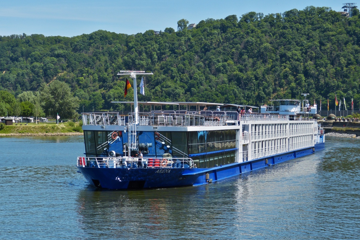 Hotelschiff Arena, auf dem Weg zum Anleger auf der Mosel in Koblenz. Schiffsdaten: MMSI 269057629; Bj 2005; L 135 m; B 11,4 m; Passagiere 196 Personen, Flagge Schweiz. 06.2022