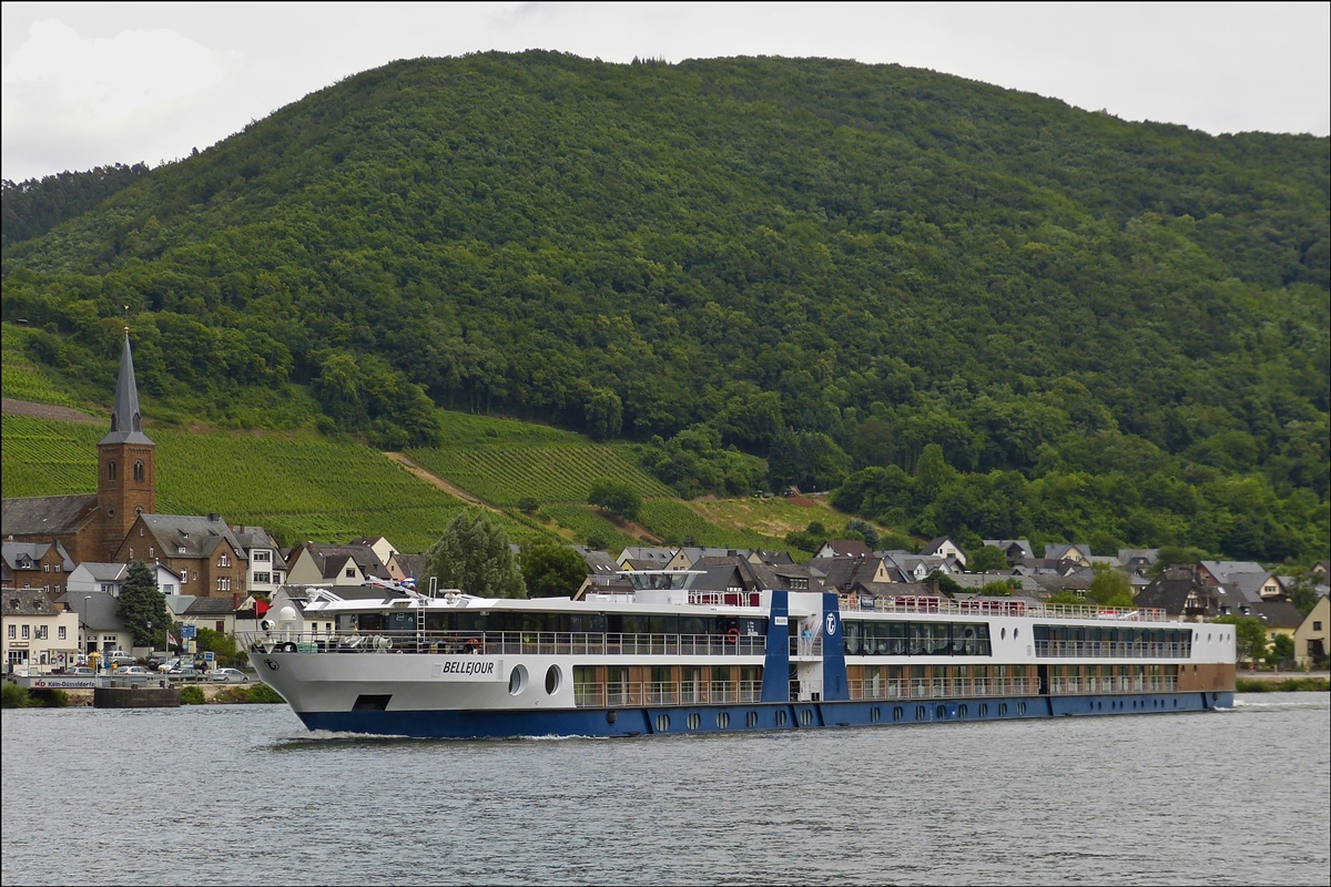 Hotelschiff  BELLEJOUR ; ENI 09948006 ; L 127,59 m ; B 11,40 m ; Pass 180 ; Gebaut 2003 in der Werft Nobiskrug GmbH in Rensburg. Maschienenleistung 2176 Ps. Aufgenommen am 20.06.2014 in Kattenes.