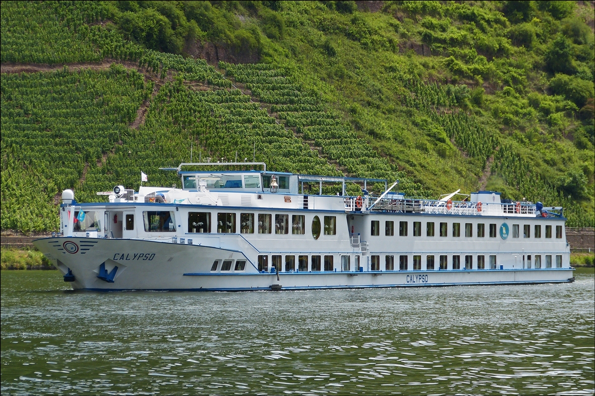 Hotelschiff  CALYPSO  aauf der Mosel nahe Ellenz-Poltersdorf unterwegs am 21.06.2014.
Schiffsdaten: ENI 02321970; L 75,60 m ; B 10,50 m ; Kaptzitt 200 Pes.
