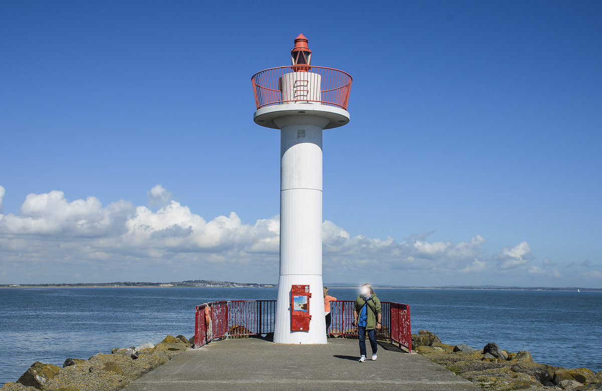 Howth Lighthouse im irischen County Fingal. Früher war hier ein wichtiger Hafen für Waren nach Dublin. Jetzt geht es idyllischer zu, im Hafen liegen Yachten und Fischerboote
Aufnahme: 11. Mai 2018.