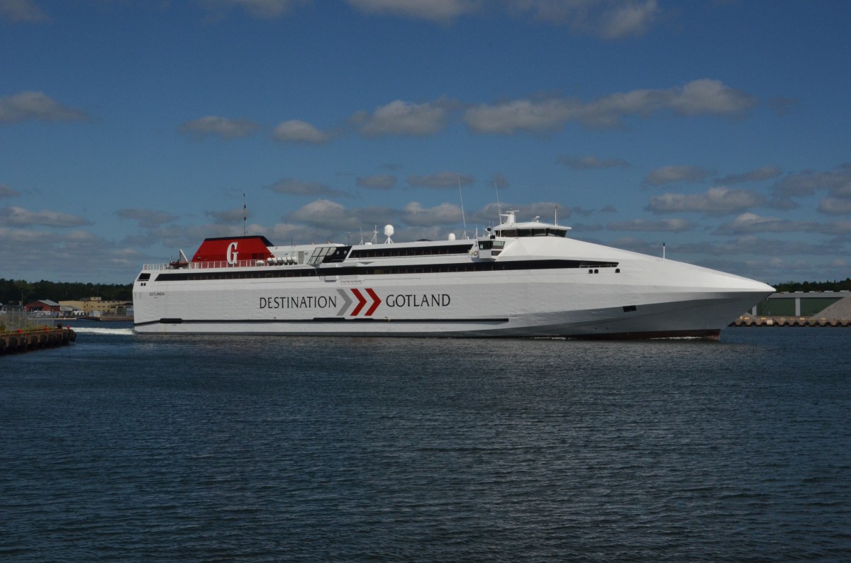 HSC Gotlandia Fähre nach Gotland. Heimathafen Visby IMO: 922
Baujahr:  1999, Länge: 112 m. Breite: 16 m, Geschwindigkeit: 32 Knoten. Gebaut bei Alstom Leroux Naval, Frankreich. Passagiere: 700. Pkw-Plätze:150. Gesehen in Oskarshamn an der Hafenausfahrt Richtung Gotland am 16.07.2014.
