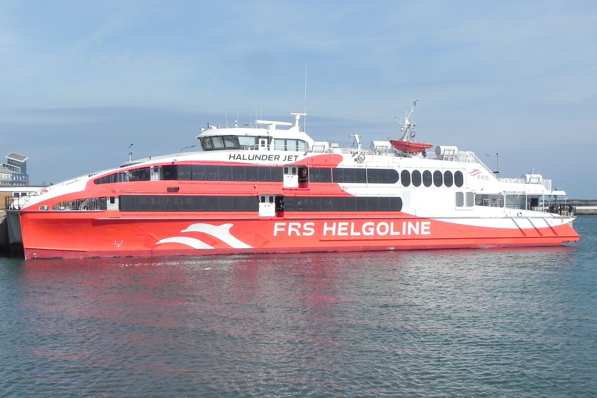 HSC  Halunder Jet  IMO 9825295, der Förde Reederei Seetouristik (FRS) am 19.09.25 im Hafen von Helgoland. HSC bedeutet High-Speed Craft und bezeichnet ein Schiff, das mit modernster Antriebstechnik ausgestattet ist und mit 12.182 PS  eine Geschwindigkeit von 36 Knoten bzw. 67 km/h erreicht.
