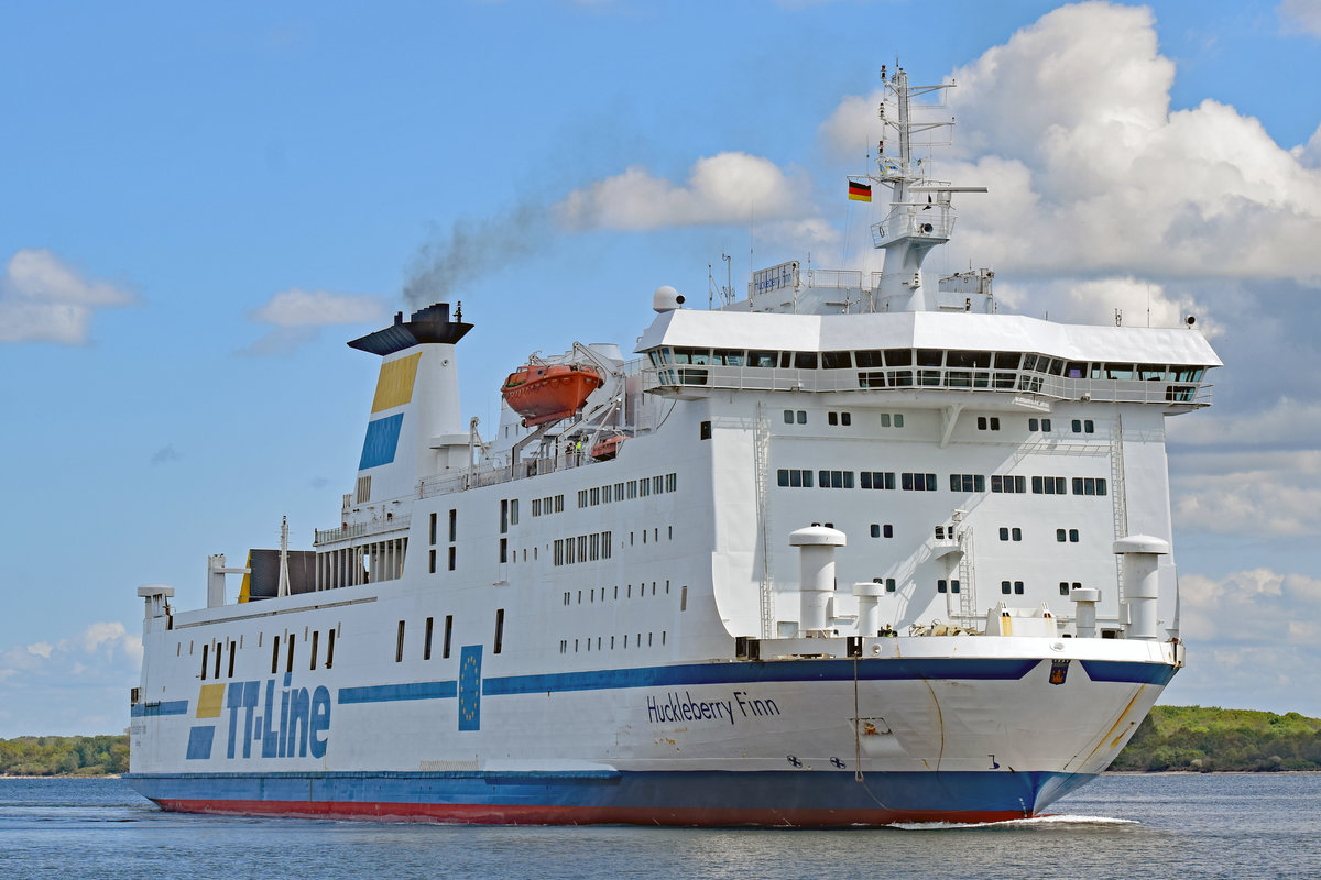 HUCKLEBERRY FINN (IMO 8618358) am 14.05.2020 in Lübeck-Travemünde einlaufend