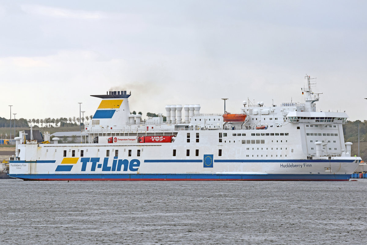 HUCKLEBERRY FINN (IMO 8618358)am 20.9.2018 im Hafen von Lübeck-Travemünde