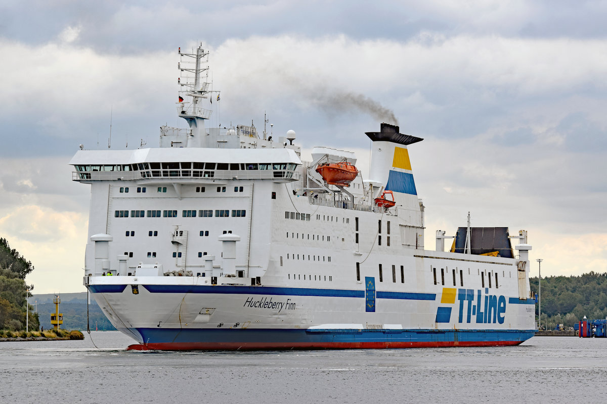 HUCKLEBERRY FINN (IMO:8618358) am 28.8.2018 in Lübeck-Travemünde. Gerade eingelaufen, dreht das Fährschiff der TT-Line in der Siechenbucht und fährt rückwärts dem ihm zugewiesenen Anleger am Skandinavienkai entgegen. 