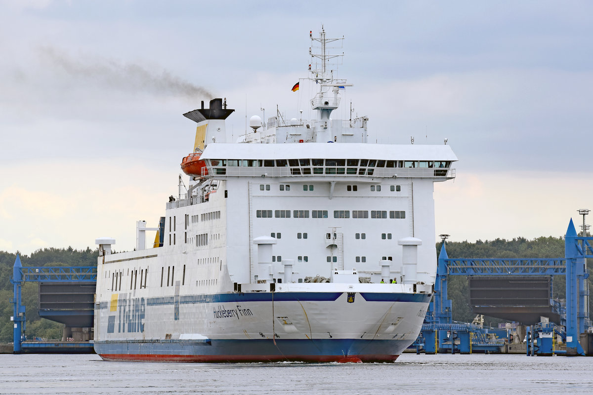 HUCKLEBERRY FINN (IMO:8618358) am 28.8.2018 in Lübeck-Travemünde. Gerade eingelaufen, dreht das Fährschiff der TT-Line in der Siechenbucht und fährt rückwärts dem ihm zugewiesenen Anleger am Skandinavienkai entgegen.