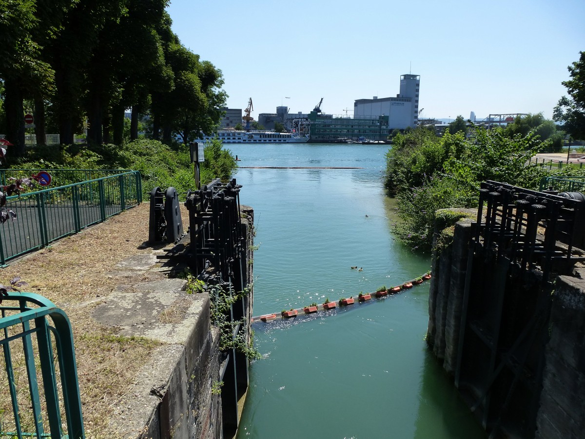 Hnigen (Huningue), Blick ber die geffnete und stillgelegte Schleusenkammer des Hningen-Kanals auf den Rhein und Hafenanlagen in Basel, Juli 2015