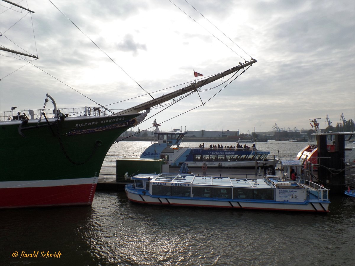 HUGO ABICHT  (ENI 04811100) 002 am 13.11.2016, Hamburg, Elbe Hinterkante Landungsbrücken /

Barkasse / Lüa 20,0 m, B 6,5 m, Tg 1,14 m /146 kW / max. 96 Pass. / 2014 bei Behrens-Werft, HH-Finkenwerder /
