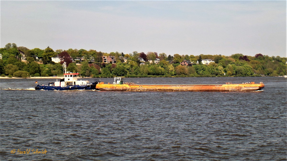 HUGO LENTZ (2) (ENI 04812190) am 11.5.2017 als Schubschiff mit ausgefahrenem Brückenhaus bei der Einfahrt in das Köhlfleet, Finkenwerder /
Schlepper + Eisbrecher / Lüa 23 m, B 7 m, Tg 2,6 m / 1 Diesel, ABC 6DZC, 1066 kW  (1.450 PS),  1 Festpropeller, 11 kn, Pfahlzug 9 t / Eisbrecherleistung: 35 cm bei 2 kn  /  Brückenhaus in der Höhe variabel, der Schubdalben ist abnehmbar  / gebaut bei  Hitzler-Werft, Lauenburg, Indienststellung: 22.1.2017, m Taufe 22.3.2017 / Eigner: HPA (Hamburg Port Authority /
Namensgeber ist der einstige Cuxhavener Wasserbauinspektors Bernhard Hugo Lentz (1828-1903) 
