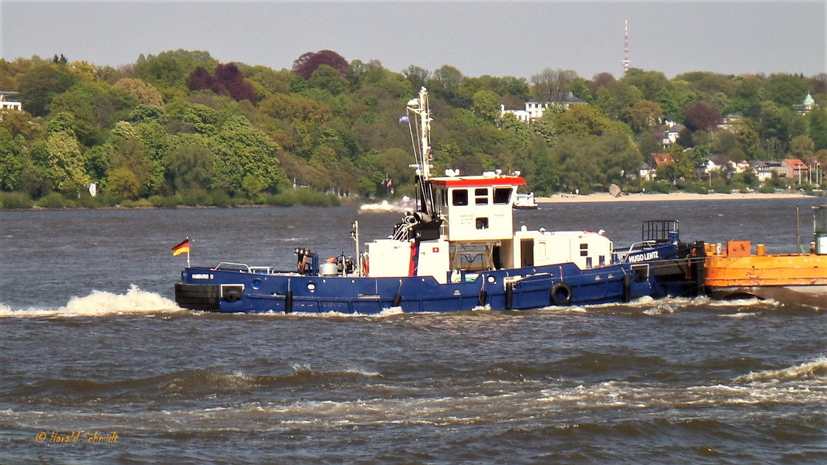 HUGO LENTZ (2) (ENI 04812190) am 11.5.2017 als Schubschiff mit ausgefahrenem Brückenhaus bei der Einfahrt in das Köhlfleet, Finkenwerder /
Schlepper + Eisbrecher / Lüa 23 m, B 7 m, Tg 2,6 m / 1 Diesel, ABC 6DZC, 1066 kW  (1.450 PS),  1 Festpropeller, 11 kn, Pfahlzug 9 t / Eisbrecherleistung: 35 cm bei 2 kn  /  Brückenhaus in der Höhe variabel, der Schubdalben ist abnehmbar  / gebaut bei  Hitzler-Werft, Lauenburg, Indienststellung: 22.1.2017, m Taufe 22.3.2017 / Eigner: HPA (Hamburg Port Authority /
Namensgeber ist der einstige Cuxhavener Wasserbauinspektors Bernhard Hugo Lentz (1828-1903) 
