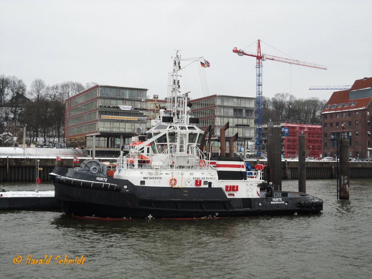 HUNTE (IMO 9454319) am 13.3.2013, Hamburg, Elbe, Schlepperponton St. Pauli /

Rotorschlepper RT80-28 FI-FI 1 / 377 BRZ / Lüa 28 m, B 11,5 m, Tg 6,1 m / 3 ABC Rotortug-Antriebssysteme, 5.304 kW, (7.213 PS), 12 kn, 90 t Pfahlzug  / gebaut 2010 in Singapur als ACCURAT für L&R, Hamburg, dann als MIDLUM an URAG, getauft als HUNTE /
