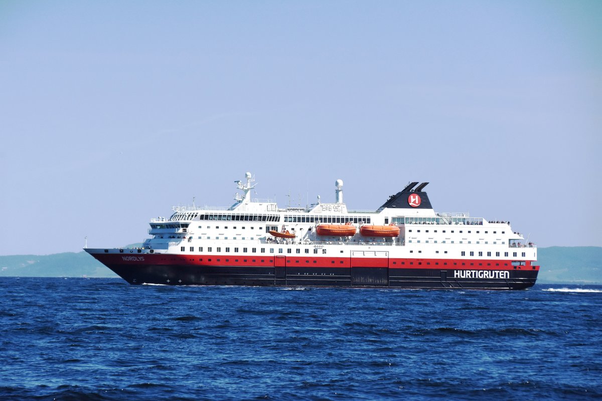 Hurtigruten-Postschiff NORDLYS läuft aus dem Hafen von Trondheim aus -- Baujahr: 1994 / Flagge: Norwegen / IMO/MMSI: 9048914/259139000 / gesehen in Trondheim (Provinz Trøndelag/Norwegen), 30.05.2018
