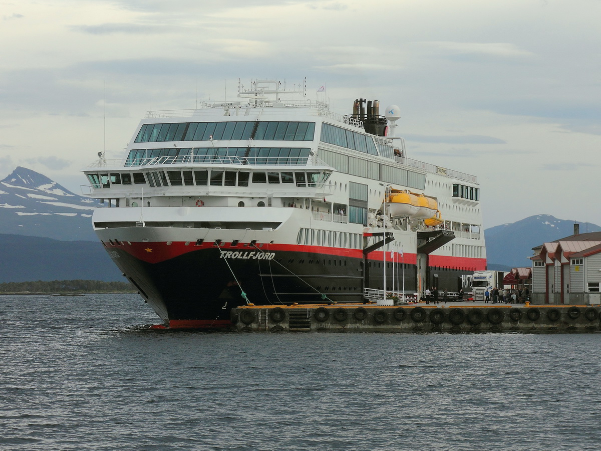 Hurtigruten  Trollfjord  liegt am Abend des 29. Juni 2016 in  Molde (Norwegen).


