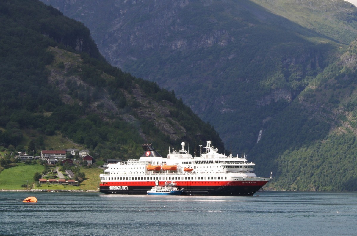 Hurtigrutenschiff  Nordkapp  auf Kurzbesuch in Geiranger. (27.7.2014)