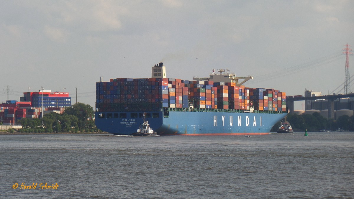 HYUNDAI SMART (IMO 9475686) am 23.7.2014, Hamburg einlaufend, Elbe, im Köhlbrand zum Containerterminal Altenwerder /
Containerschiff / GT 133.000 / Lüa 366 m, B 48,2 m, Tg 15,5 m / 1 B&W-Diesel,12K98MCC7, 72.240 kW, 98.246 PS, 24,6 kn / 12.562 TEU, 800 Reefers / April 2012 bei Hyundai, Süd Korea / Flagge: Liberia / Eigner: Danaos Shipping, Zypern, Operator: Hyundai /
