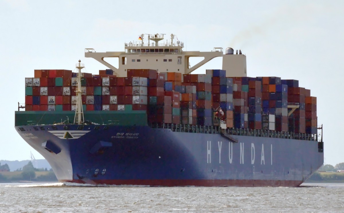 HYUNDAI  TENACITY, Containerschiff,  IMO:  9475674  Heimathafen Monrovia, passiert gerade Wedel Richtung Hamburg am 06.06.2014. Baujahr:  2012, Tragfhigkeit: 141550 t, L; 366m, B; 48m, T; 15,50m, Geschwindigkeit: 24,3kn, TEU: 8628.