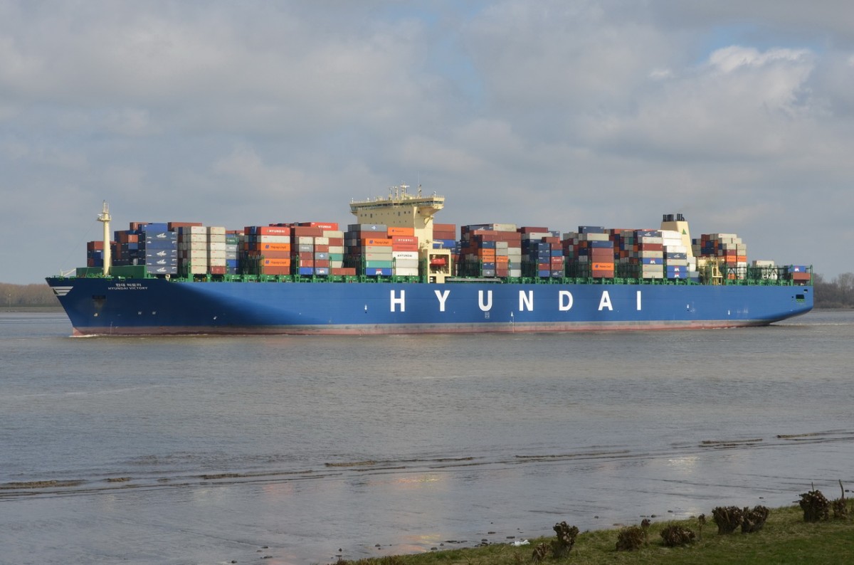 HYUNDAI VICTORY  Containerschiff  IMO 9637258  ,  Baujahr 2014  , Lühe 08.04.2015 , 
366 x 48m  , TEU 13154
