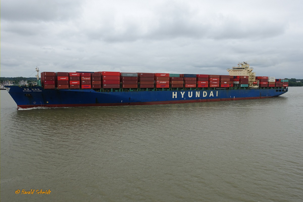 HYUNDAI VOYAGER (IMO 9347580) am 14.7.2019 Hamburg auslaufend, Elbe Höhe Wedel /

Containerschiff / BRZ 52.581 / Lüa 291 m, B 32 m, Tg 15,5 m / 1 Diesel, 45.760 kW, 25,2 kn / 4.728 TEU / gebaut 2008 bei Hyundai, Ulsan, Südkorea / Eigner: Hyundai, Seoul, Südkorea / Flagge: Marschall Inseln, Heimathafen: Majuro /