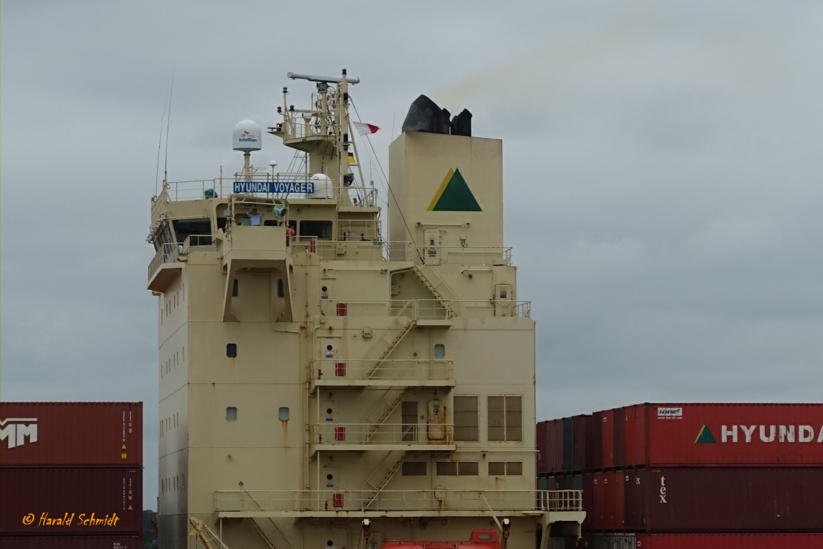 HYUNDAI VOYAGER (IMO 9347580) am 14.7.2019 (Schornsteinmarke: Hyundai Merchant Marine, Seoul, Südkorea), Hamburg auslaufend, Elbe Höhe Wedel /

Containerschiff / BRZ 52.581 / Lüa 291 m, B 32 m, Tg 15,5 m / 1 Diesel, 45.760 kW, 25,2 kn / 4.728 TEU / gebaut 2008 bei Hyundai, Ulsan, Südkorea / Eigner: Hyundai, Seoul, Südkorea / Flagge: Marschall Inseln, Heimathafen: Majuro /