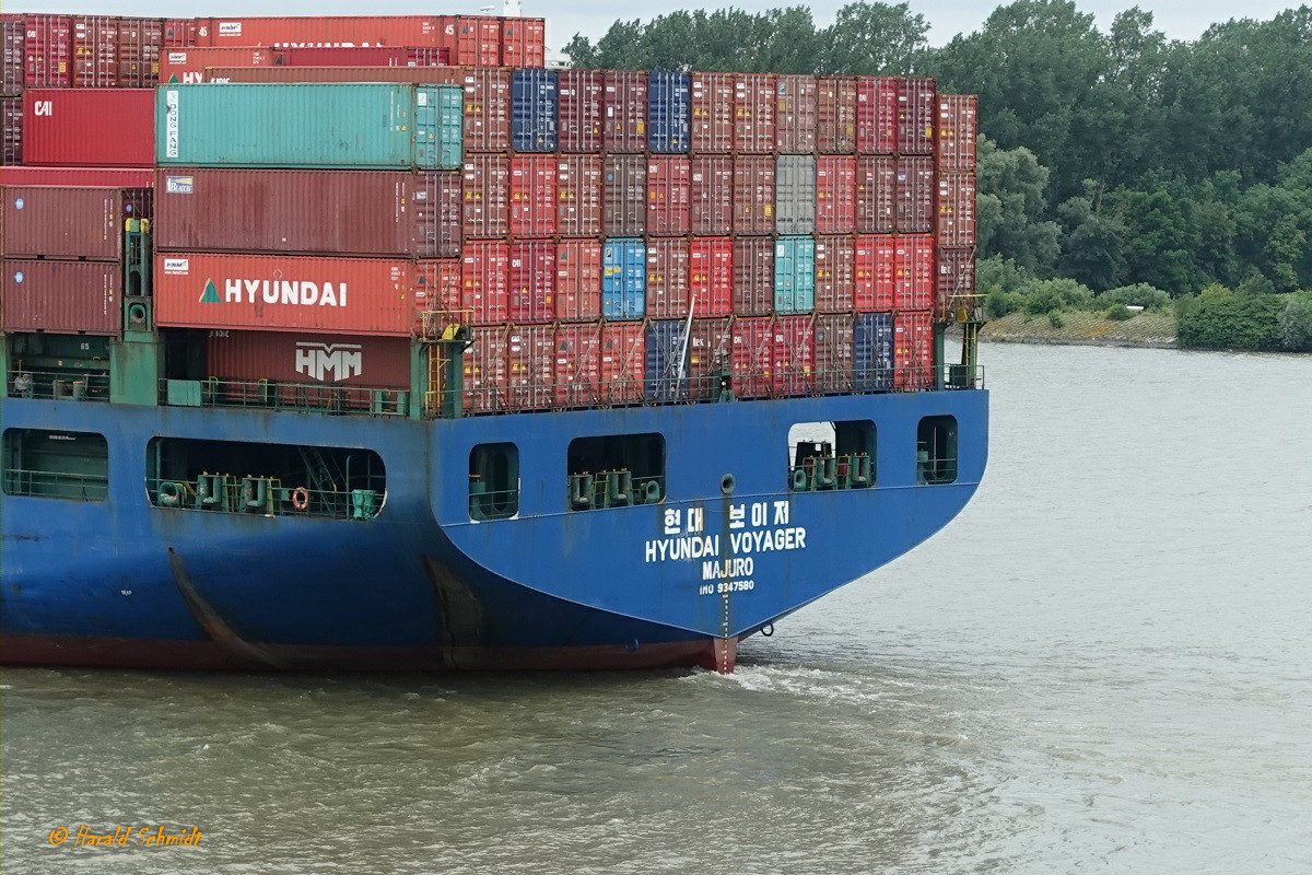 HYUNDAI VOYAGER (IMO 9347580) am 14.7.2019 (Heckpartie) Hamburg auslaufend, Elbe Höhe Wedel /

Containerschiff / BRZ 52.581 / Lüa 291 m, B 32 m, Tg 15,5 m / 1 Diesel, 45.760 kW, 25,2 kn / 4.728 TEU / gebaut 2008 bei Hyundai, Ulsan, Südkorea / Eigner: Hyundai, Seoul, Südkorea / Flagge: Marschall Inseln, Heimathafen: Majuro /