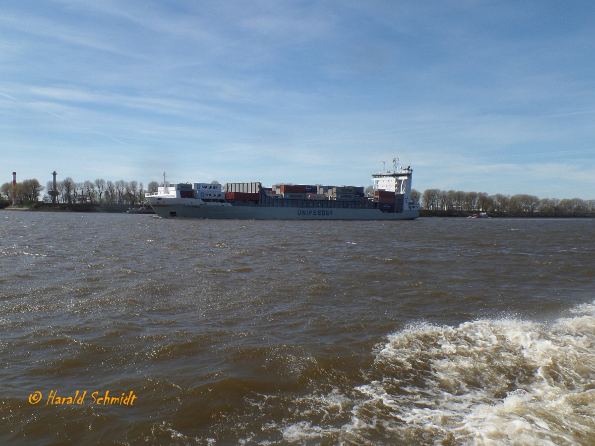 IDA  RAMBOW (IMO 9354478) am 21.4.2015, Hamburg einlaufend, Elbe Höhe Bubendeyufer /
Feederschiff / BRZ 11.662  / Lüa 149,14 m, B 22,5 m, Tg 8,71 m / 1 Diesel, MAK 9 M 43
7.900 kW, 10.741 PS, 18,5 kn / ges. 1008 TEU / gebaut 2007 bei Sietas, HH-Neuenfelde / 
