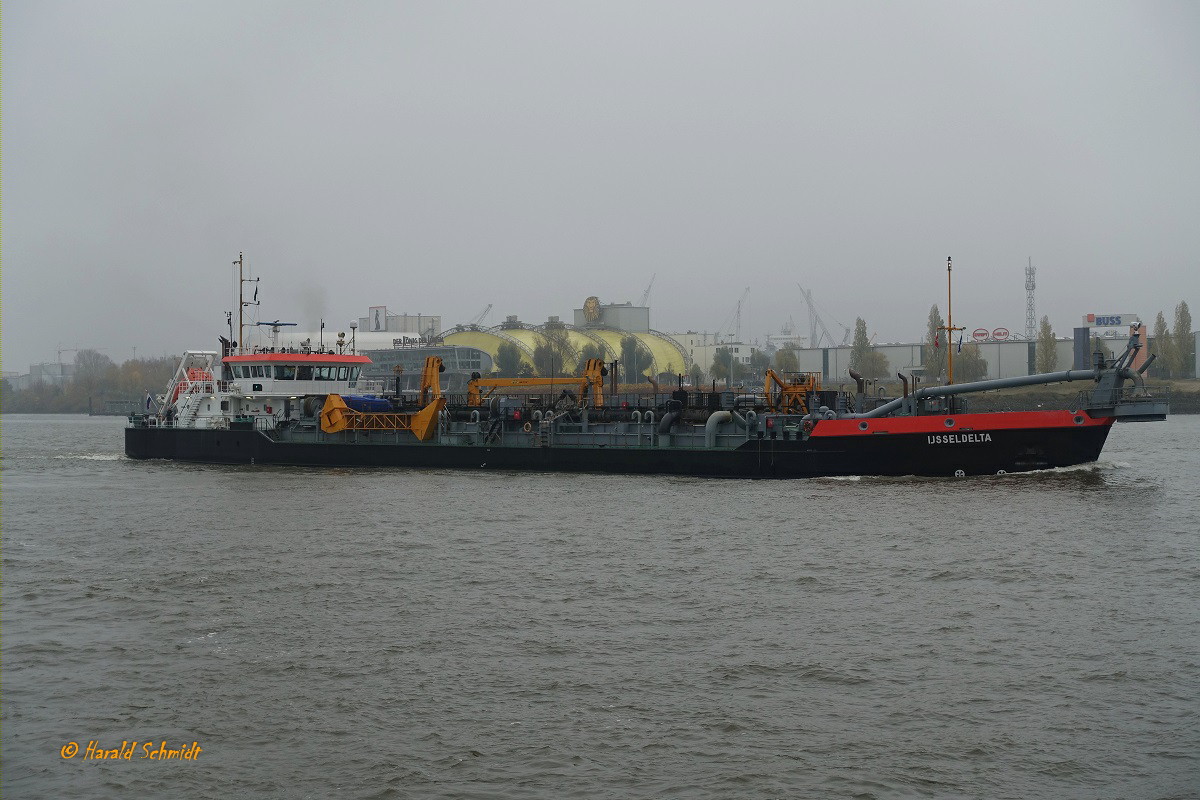 IJSSELDELTA (IMO 7737690) am 11.11.2020, Hamburg, Elbe Höhe St. Pauli /

Laderaumsaugbagger / Lüa. 76,8m, B 12,25m, Tg. 3,54m / 16550kW, 10 kn / 1978 bei Scheepswerft De Kaap, Meppel, Niederlande / 

