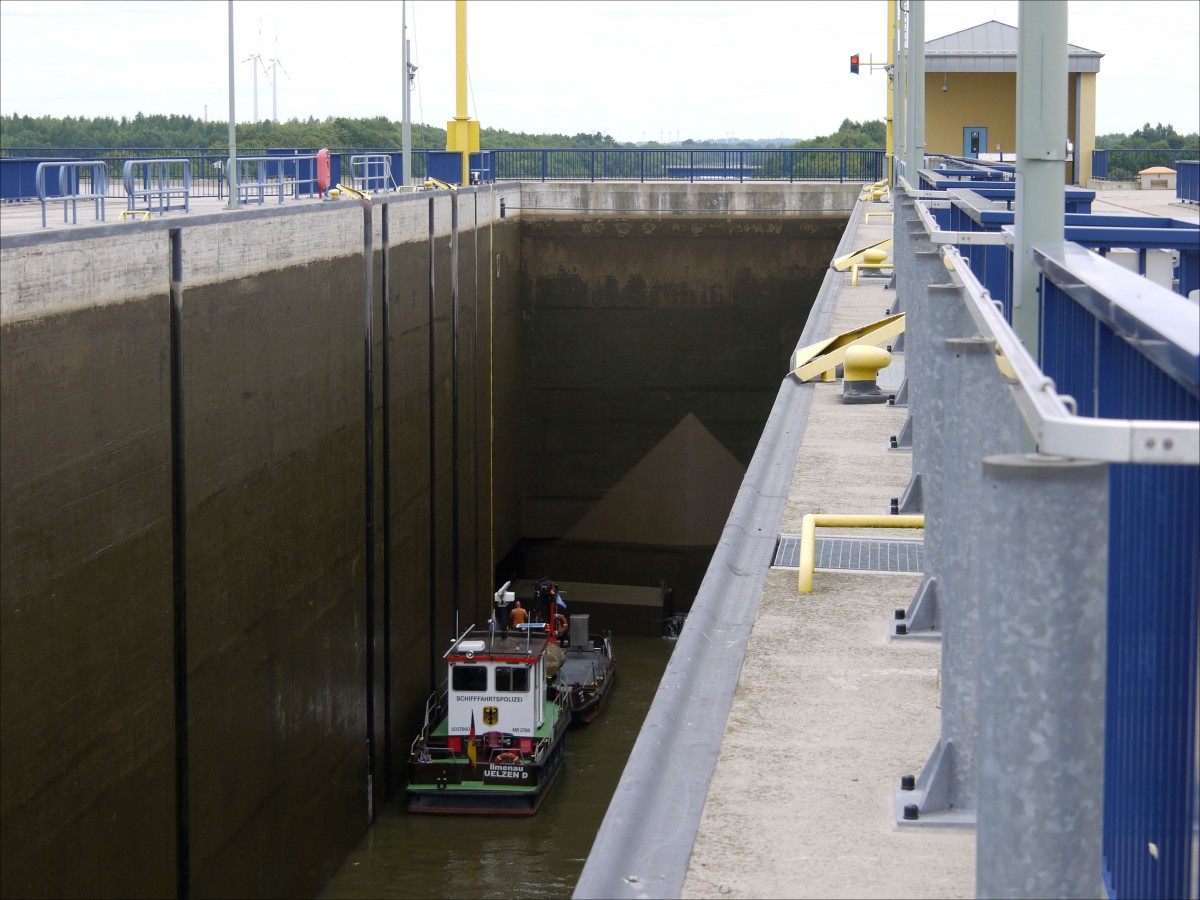  ILMENAU  in der Schleuse Uelzen / Elbe Seiten Kanal, 27.08.2013 -  
Obwohl  SCHIFFFAHRTSPOLIZEI  dran steht, ist dies kein Polizeiboot, sondern ein Boot des Wasser- und Schifffahrtsamtes Uelzen, das auch die Aufgaben der Schifffahrtspolizei wahrnimmt - Danke, Helmut.  
