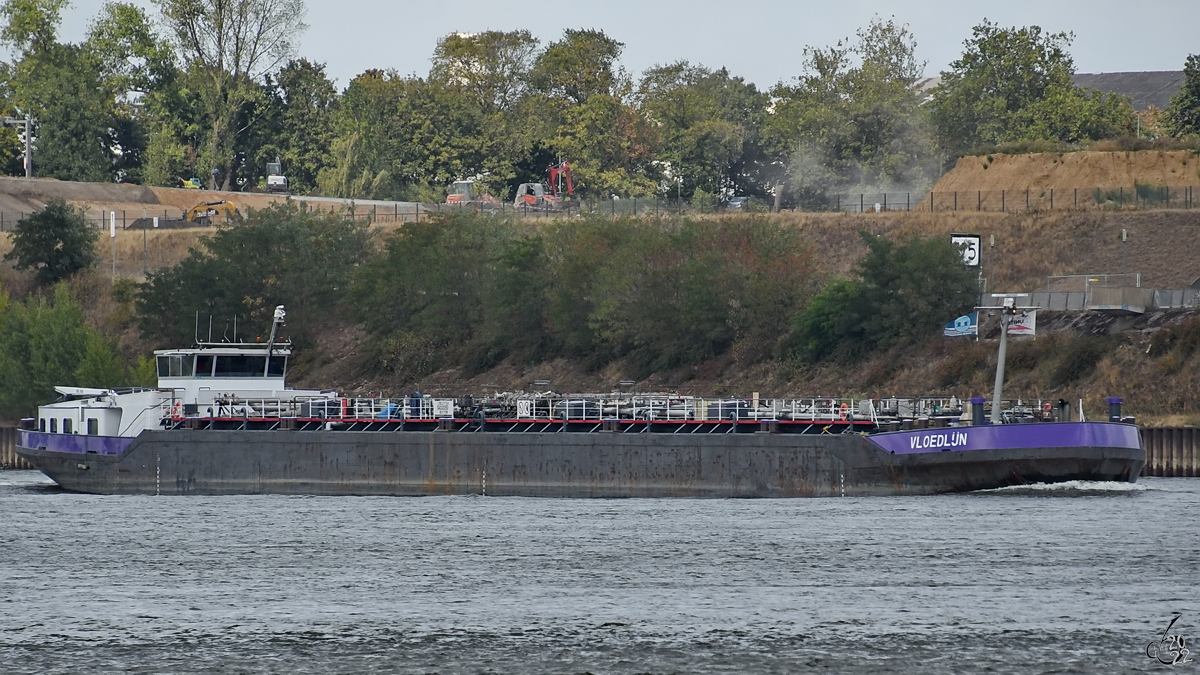 Im August 2022 war auf dem Rhein bei Duisburg das Tankmotorschiff VLOEDLÜN (ENI: 04033050) zu sehen.