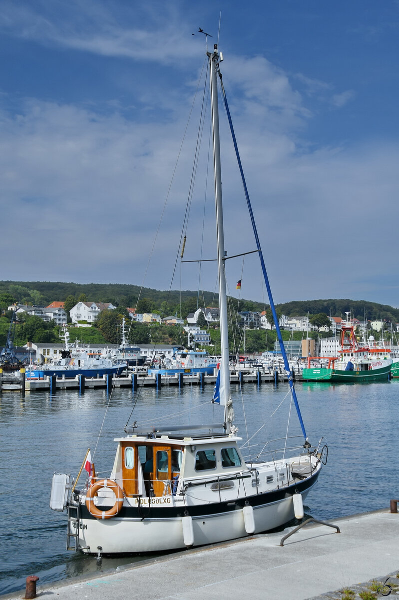 Im August 2023 war dieses Segelboot (POL000LXG) bei der Ankunft im Sassnitzer Stadthafen zu sehen.