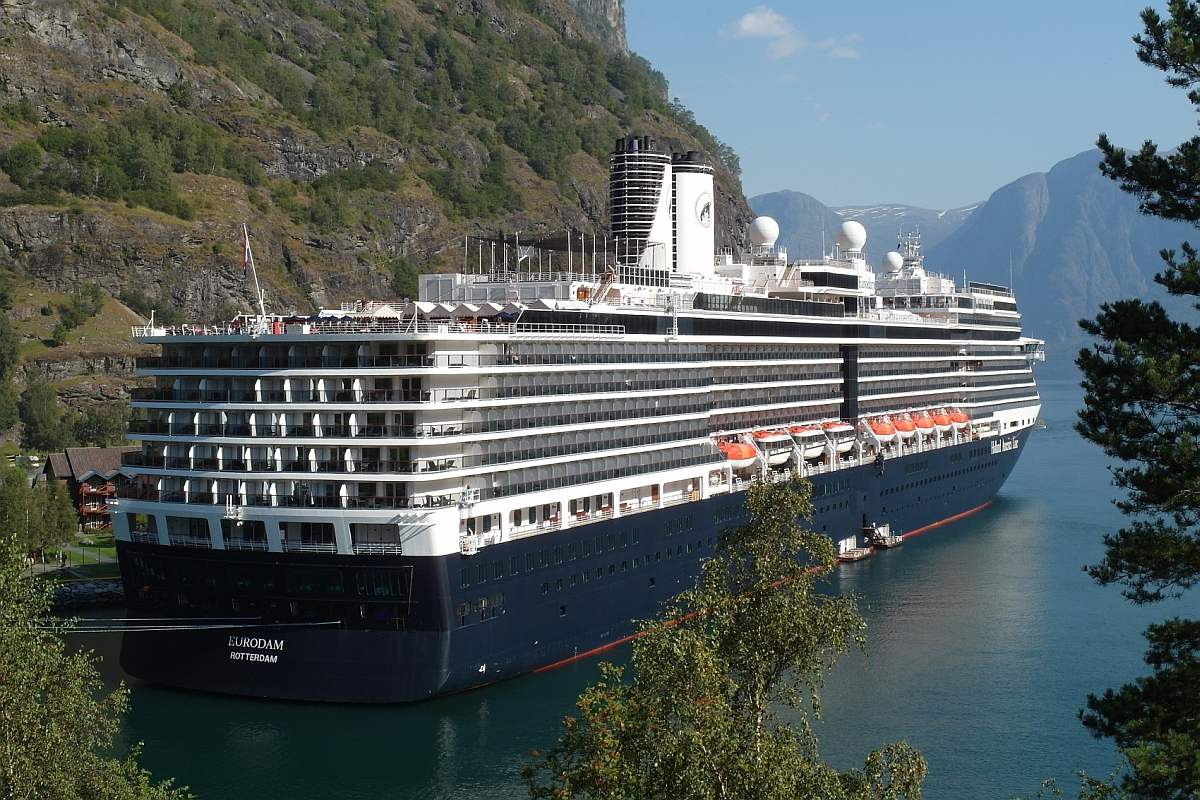 Im Aurlandsfjord liegt die 2007 vom Stapel gelaufene, 285 m lange und 32 m breite 'EURODAM' (Flåm, 21.08.2015).