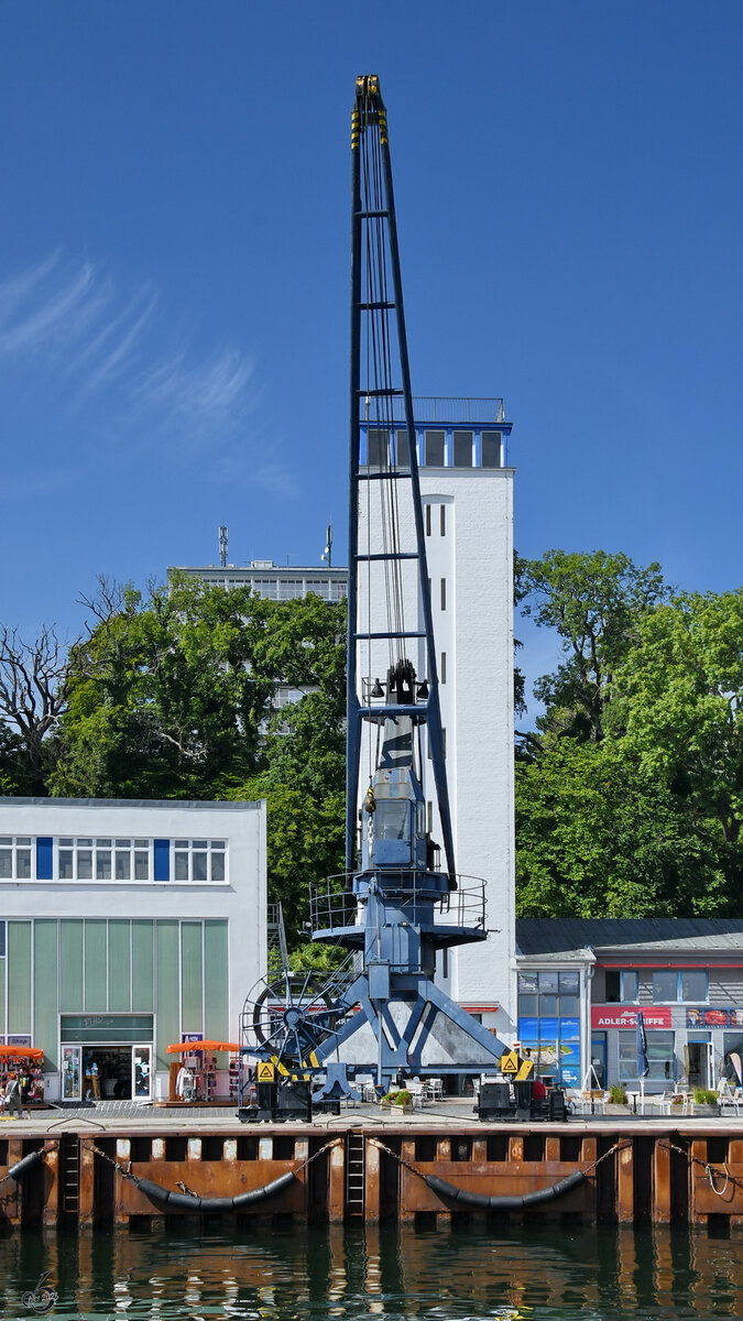 Im Bild der 5 Tonnen Hafenkran im Stadthafen von Sassnitz. (August 2023)