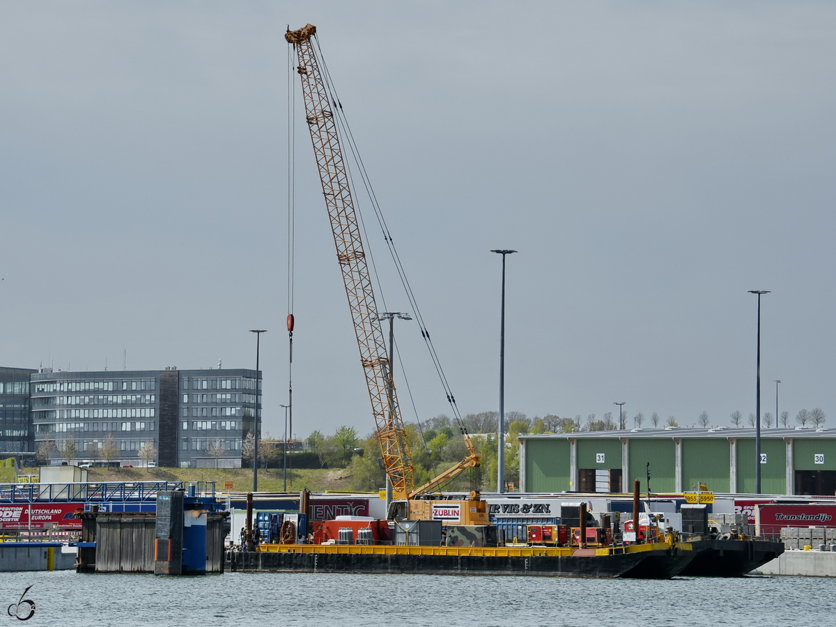 Im Bild der Arbeitsponton KDP-3, so gesehen Anfang Mai 2023 am Scandinavienkai in Travemünde.