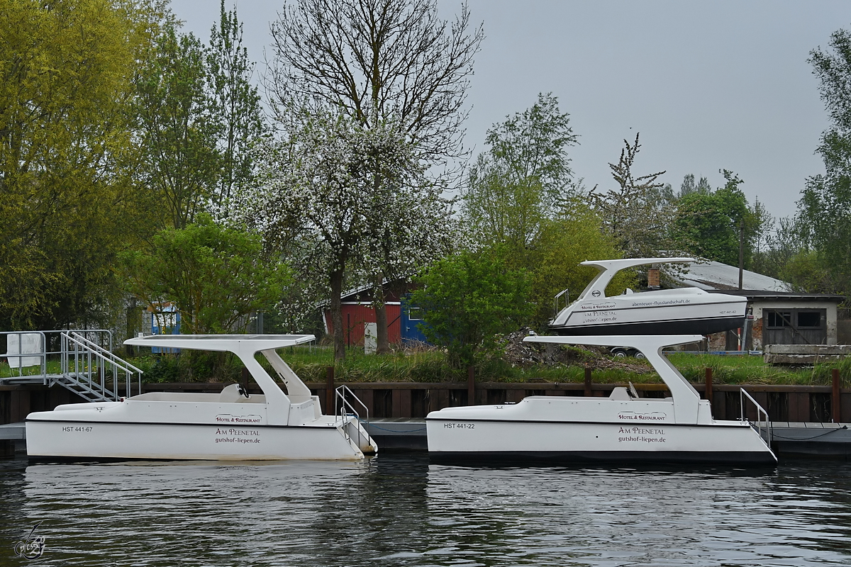 Im Bild drei SunCat 23 Solarkatamaran-Ausflugsboote. (Anklam, Mai 2021)